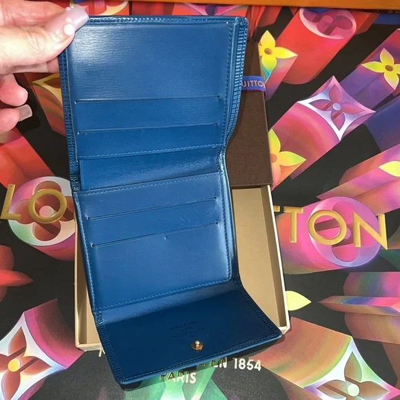 Authentic Louis Vuitton epi wallet unisex - Picture 9 of 15